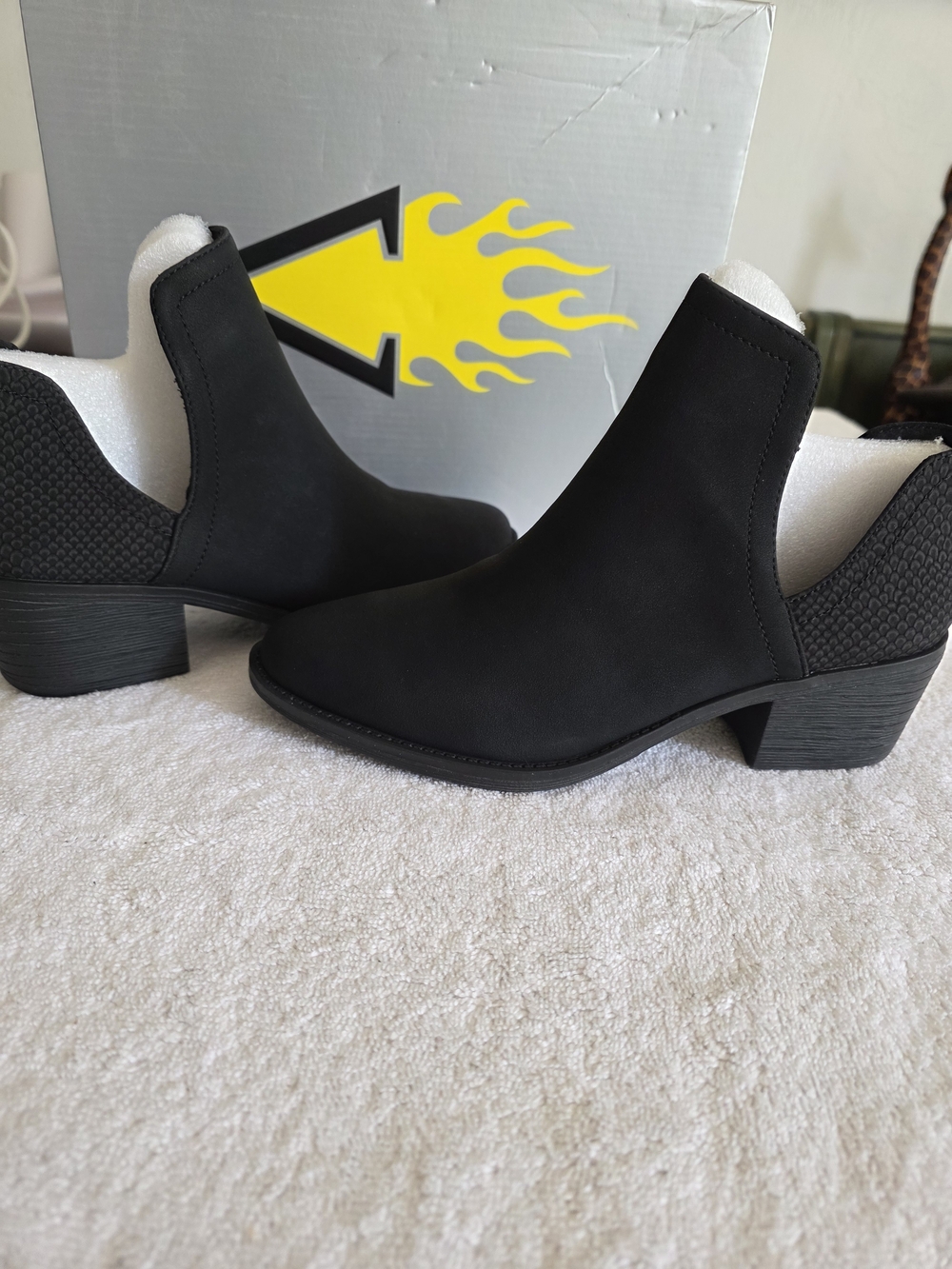 NIB Volatile Chronicle Women's Bootie - Black Faux Suede V-Cut Ankle Boots